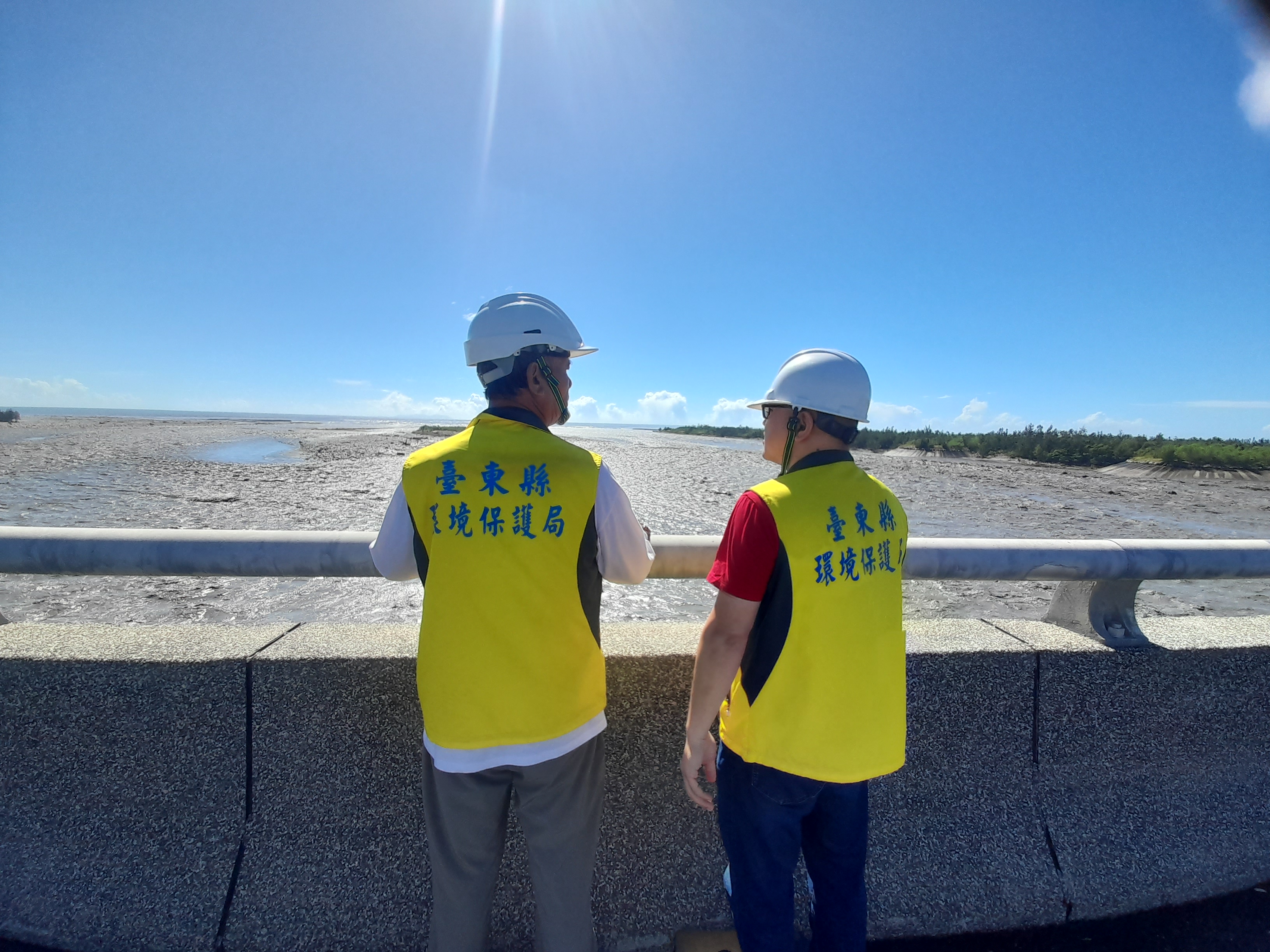 卑南溪水覆蓋遭沖毀憂風砂再起，縣府緊急搶修並提醒民眾防揚塵